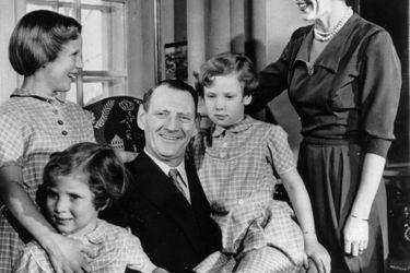 La reine Ingrid de Danemark avec son mari le roi Frederik IX et leurs trois filles, en 1954