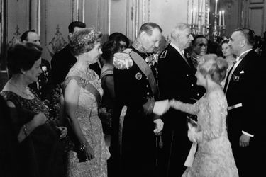La reine Ingrid de Danemark avec le roi Frederik IX et Charles et Yonne de Gaulle, le 6 avril 1965