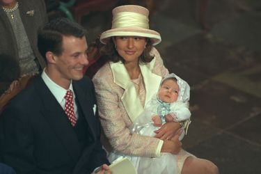 Le prince Nikolai de Danemark, le 6 novembre 1999, jour de son baptême, avec ses parents le prince Joachim et la princesse Alexandra