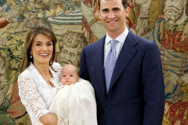 La princesse Sofia d'Espagne, le 15 juillet 2007, jour de son baptême, avec ses parents le prince Felipe et la princesse Letizia