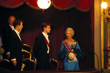 L'ex-reine Ingrid de Danemark avec ses petits-fils les princes Joachim et Frederik, le 29 octobre 1991