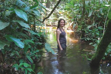 Dans la forêt, comme un poisson dans l’eau… même s’il s’agit de franchir une rivière tout habillée. En RDC, en 2010. 
