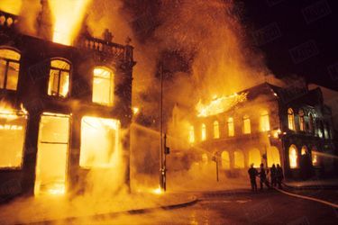 «Crumline Road à Belfast. Les protestants ont incendié deux maisons catholiques; les pompiers sont intervenus, mais c&#039;est pour protéger les immeubles protestants voisins qui restent intacts.» - Paris Match n°1060, 30 août 1969