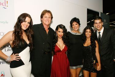 Khloé Kardashian, Bruce (aujourd&#039;hui Caitlyn) Jenner, Kim Kardashian, Kris Jenner, Kourtney Kardashian et Rob Kardashian à la première de l&#039;émission «L&#039;incroyable famille Kardashian» à West Hollywood en octobre 2007