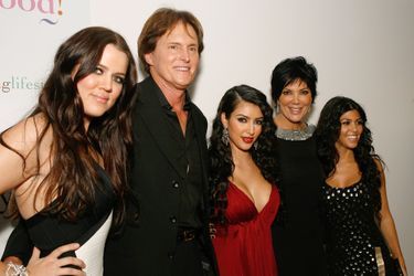 Khloé Kardashian, Bruce (aujourd'hui Caitlyn) Jenner, Kim Kardashian, Kris Jenner et Kourtney Kardashian à la première de l'émission «L'incroyable famille Kardashian» à West Hollywood en octobre 2007