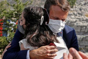 Emmanuel Macron avec Tamara Tayah, une des victimes de l'explosion. 