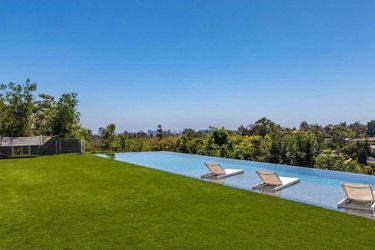 La nouvelle propriété de Chrissy Teigen et John Legend à Beverly Hills, achetée pour 17,5 millions de dollars en septembre 2020