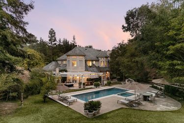 La nouvelle propriété de Reese Witherspoon à Los Angeles (quartier de Brentwood) a été acquise en 2020 pour 15,9 millions de dollars