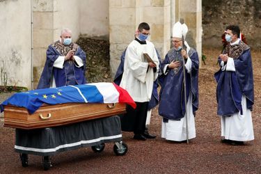 Le cercueil de Valéry Giscard d'Estaing est couvert des drapeaux européen et français.