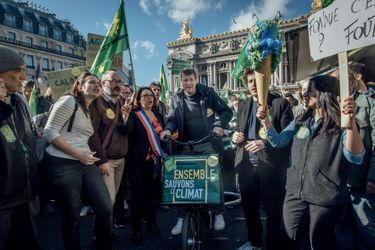 Le député européen Yannick Jadot, entouré d’élus et de membres de la direction d’EELV, à la «Marche du siècle» pour le climat, le 16 mars à Paris.