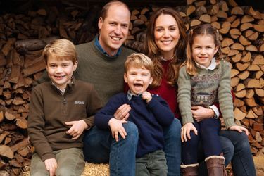 William et Kate entourés de leurs enfants George, Louis et Charlotte pour la carte de vœux de fin d&#039;année, partagée en décembre 2020