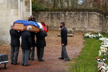 Les porteurs enlèvent le cercueil de Valéry Giscard d'Estaing, samedi à Authon.