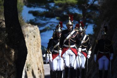 Les soldats français de la garde d'honneur républicaine arrivent avant une cérémonie du président français Emmanuel Macron et de la chancelière allemande Angela Merkel au fort de Brégançon, à Bormes-les-Mimosas le 20 août 2020