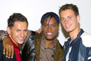 Lionel Tim, Otis Guilon et Matt Pokora du groupe Linkup célèbrent leur victoire après la finale de &quot;Popstars&quot; en novembre 2003 à Paris