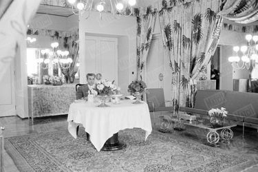 Le 27 mars 1958, 13 jours après l’annonce de sa séparation de Soraya, le Shah d’Iran reçoit Paris Match. Dans ses appartements privés du Palais de Marbre de Téhéran, décorés par Soraya, Mohammad Reza Pahlavi prend ses repas en solitaire.
