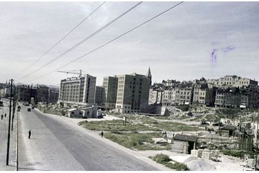 Marseille en pleine reconstruction : dans un quartier bombardé en 1943, les premiers immeubles de grande hauteur sortent de terre...