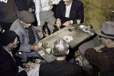« La partie de cartes est éternelle dans plus de 4000 bars. » - Paris Match n°79, 23 septembre 1950