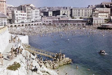 « Les 80 mètres de sable de la plage des Catalans sont à quelques minutes de tramway de la Canebière. Les "Catalans" accueillent, chaque dimanche, plus de 10 000 personnes, dont les plus jolies baigneuses de la ville. En surplomb : le "Cercle des Nageurs", où Jany a rencontré sa fiancée, Josette Arencci. » - Paris Match n°79, 23 septembre 1950