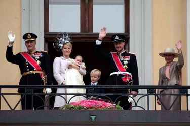 La princesse Ingrid Alexandra de Norvège, le 17 avril 2004, jour de son baptême, avec ses parents le prince Haakon et la princesse Mette-Marit, ses grands-parents le roi Harald V et la reine Sonja et son demi-frère Marius Borg Hoiby