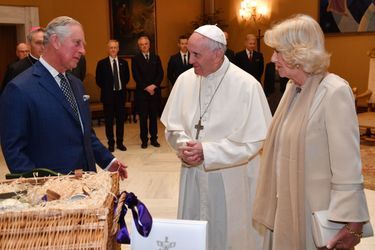 Le prince Charles et la duchesse de Cornouailles Camilla avec le pape François au Vatican, le 4 avril 2017