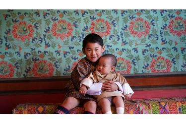 Le prince héritier du Bhoutan Jigme Namgyel Wangchuck et son petit frère le prince Jigme Ugyen à Timphu, photo diffusée le 31 octobre 2020