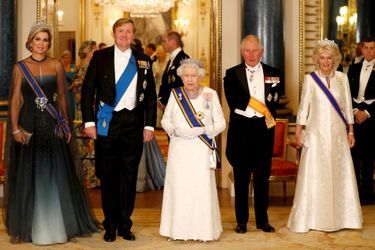 La reine Maxima et le roi Willem-Alexander des Pays-Bas avec la reine Elizabeth II, le prince Charles et la duchesse de Cornouailles Camilla à Buckingham Palace à Londres, le 23 octobre 2018