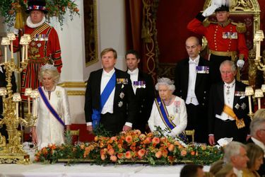 Le roi Willem-Alexander des Pays-Bas avec la reine Elizabeth II, le prince Charles et la duchesse de Cornouailles Camilla à Londres, le 23 octobre 2018