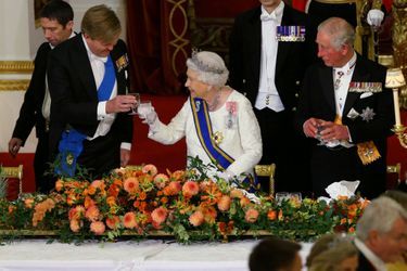 Le roi Willem-Alexander des Pays-Bas avec la reine Elizabeth II et le prince Charles à Londres, le 23 octobre 2018