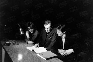 Romy Schneider, Alain Delon et Luchino Visconti au théâtre de Paris, lors des répétitions de la pièce « Dommage qu'elle soit une p… », en janvier 1961.