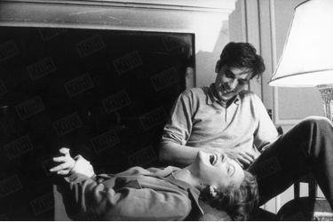 Romy Schneider et Alain Delon, dans leur hôtel particulier de l&#039;avenue de Messine, en janvier 1961. 