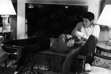 Romy Schneider et Alain Delon, dans leur hôtel particulier de l&#039;avenue de Messine, en janvier 1961. 