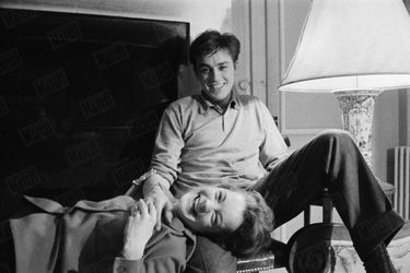 Romy Schneider et Alain Delon, dans leur hôtel particulier de l'avenue de Messine, en janvier 1961. 