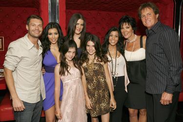 Ryan Seacrest, Kim Kardashian, Khloé Kardashian, Kylie Jenner, Kendall Jenner, Kourtney Kardashian, Kris Jenner et Bruce (aujourd&#039;hui Caitlyn) Jenner à une projection de la première saison de «L&#039;incroyable famille Kardashian» à Agoura Hills en octobre 2007