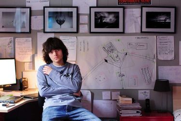 Dans sa chambre en 2012, devant son premier projet. Il a 18 ans. 