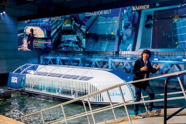 En 2019, à Rotterdam, Boyan Slat présente l’« Interceptor », sa péniche nettoyeuse de rivière. 