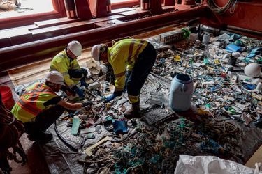 Sur le navire qui récupère les déchets, on fait le tri. The Ocean Cleanup prévoit de recycler le plastique en une gamme d’objets durables qui financeront les opérations de nettoyage. 