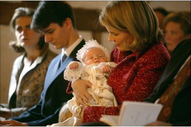 Le prince Gabriel de Belgique, le 25 octobre 2003, jour de son baptême, avec sa mère la princesse Mathilde