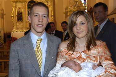 Le prince Gabriel de Luxembourg, le 22 avril 2006, jour de son baptême, avec ses parents le prince Louis et Tessy Antony