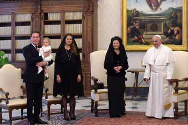 La reine Silvia de Suède, les princesses Madeleine et Leonore et Christopher O'Neill avec le pape François au Vatican, le 27 avril 2015