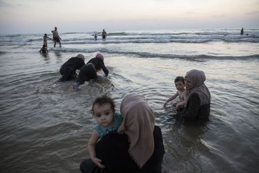 Les femmes se baignent voilées et habillées sur les plages israéliennes. 