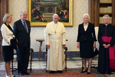 L&#039;ancienne reine Paola, l&#039;ancien roi des Belges Albert II et la princesse Astrid de Belgique avec le pape François au Vatican, le 26 avril 2014
