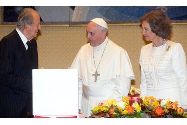 La reine Sofia et le roi Juan Carlos d'Espagne avec le pape François au Vatican, le 28 avril 2014