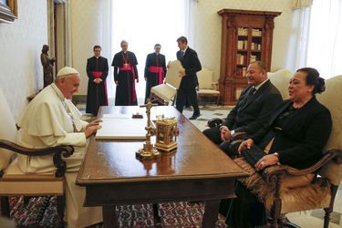 Le roi Tupou IV du Tonga et la reine Nanasipau&#039;u avec le pape François au Vatican, le 16 février 2015
