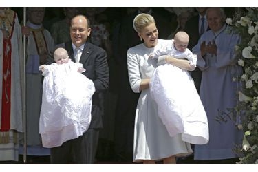 La princesse Gabriella et le prince Jacques de Monaco, le 10 mai 2015, jour de leur baptême, avec leurs parents le prince Albert II et la princesse Charlène