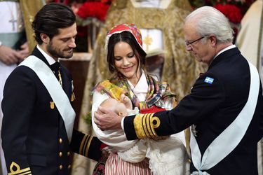 Le prince Gabriel de Suède, le 1er décembre 2017, jour de son baptême, avec ses parents le prince Carl Philip et la princesse Sofia et son grand-père le roi Carl XVI Gustaf