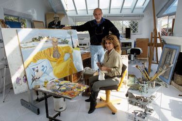 Sean Connery et son épouse Micheline, réalisant un portrait de son mari, dans leur propriété de Marbella en Espagne, en décembre 1986.