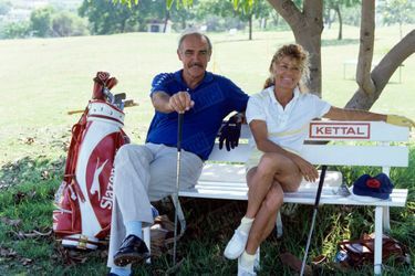 Sean Connery et son épouse Micheline à Marbella, en Espagne, en août 1985.