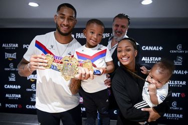 Tony Yoka, Estelle Mossely et leurs fils Ali et Magomed à Paris La Défense Arena le 24 septembre 2020
