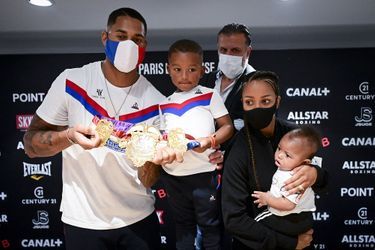 Tony Yoka, Estelle Mossely et leurs fils Ali et Magomed à Paris La Défense Arena le 24 septembre 2020