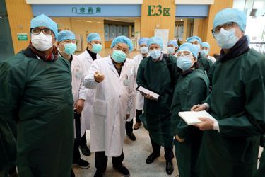 Des experts chinois et de l&#039;OMS dans un hôpital à Wuhan, le 23 février 2020